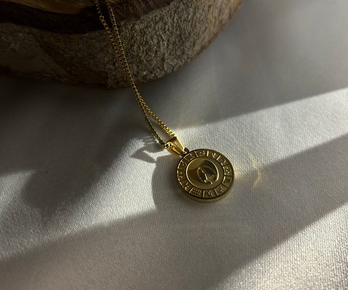 Gold pendant necklace